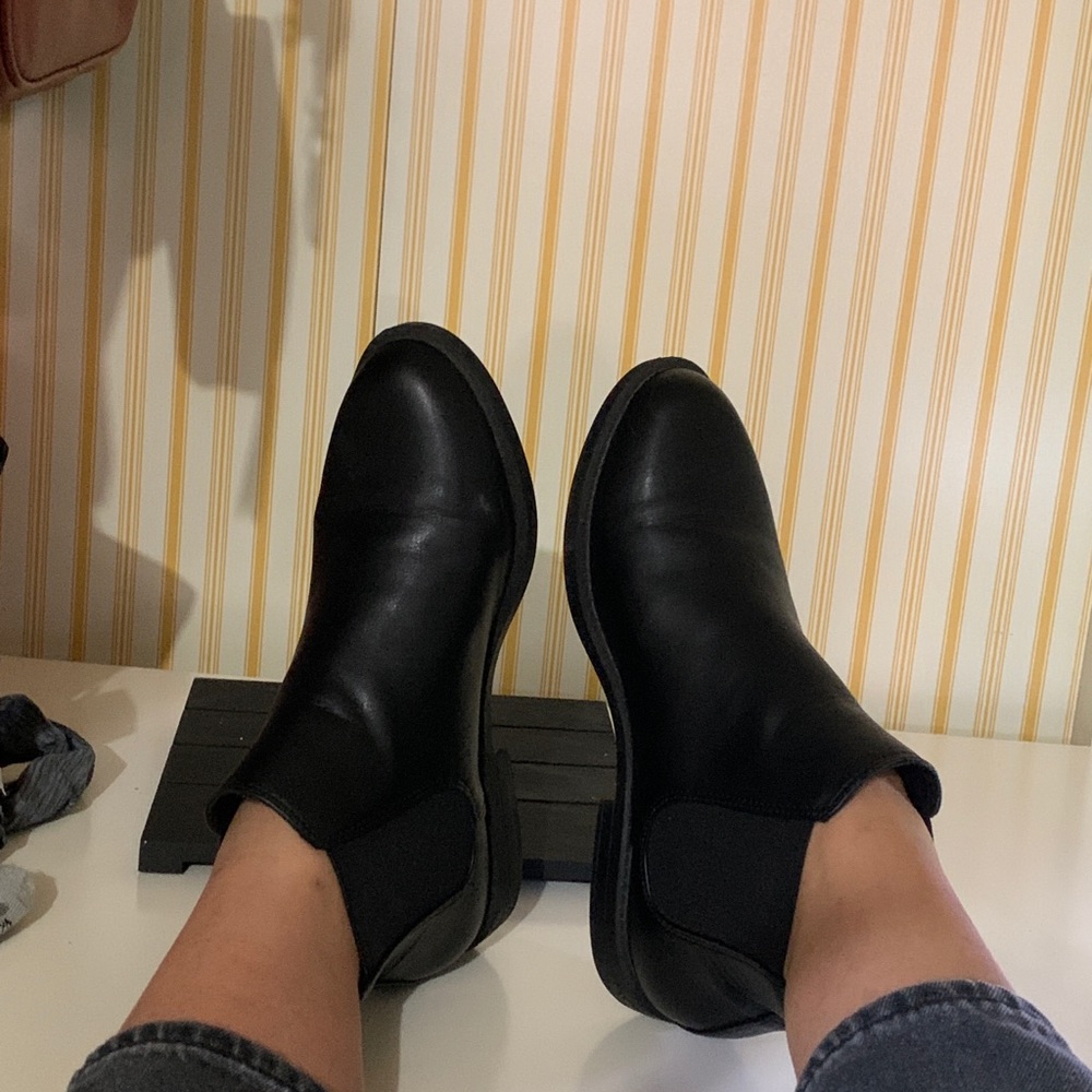 Low heel black boots